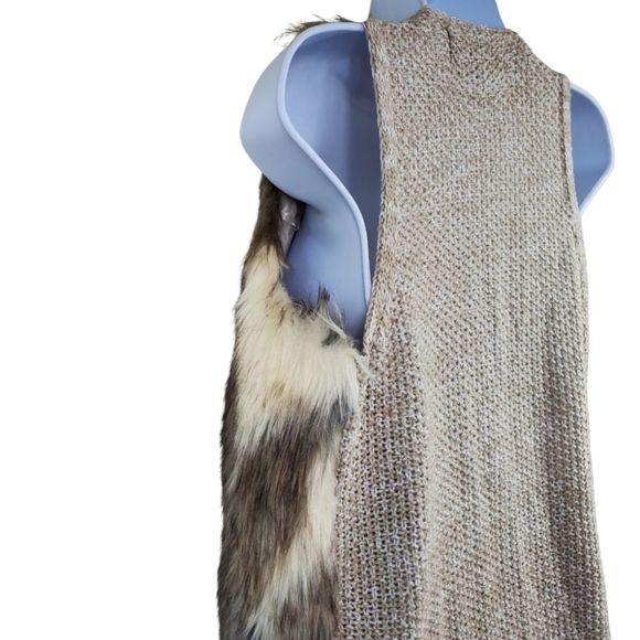 Faux fur vest with knit panel backing  / Women's Small - Picture 5 of 6